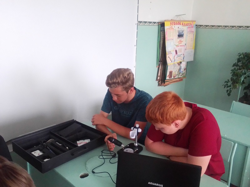 Учащиеся 7 класса на уроках биологии работают с  Цифровой лабораторией.